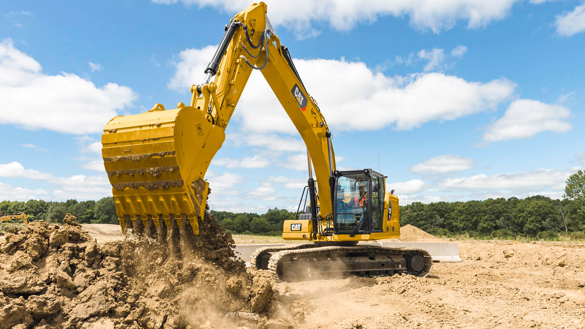 挖掘機(jī)加長(zhǎng)臂與運(yùn)輸車輛：施工現(xiàn)場(chǎng)的“黃金搭檔”